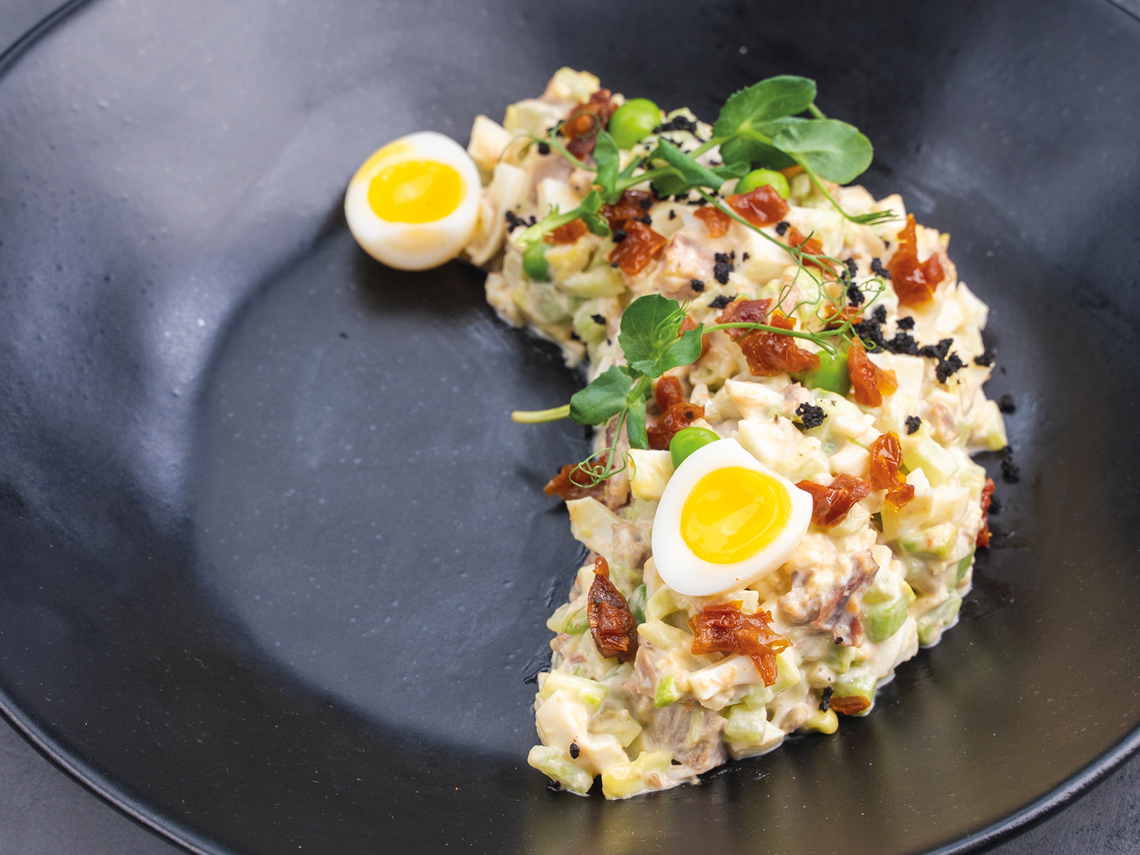 Салат Оливье с говяжьим языком