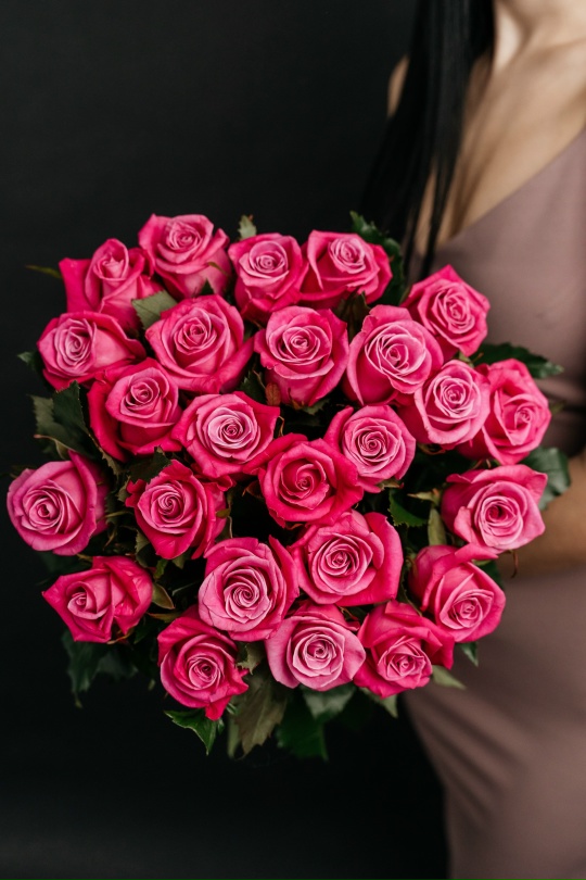 25 малиновых роз Россия