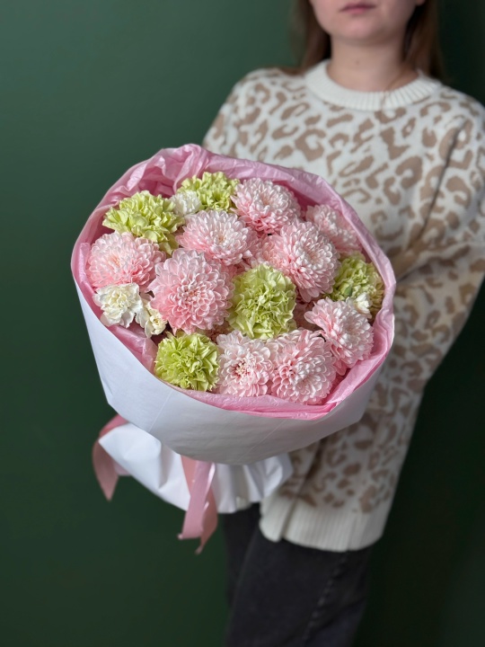 Букет с хризантемами Алтай и фисташковыми гвоздиками