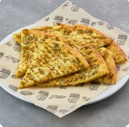 Фокачча с пармезаном и соусом песто