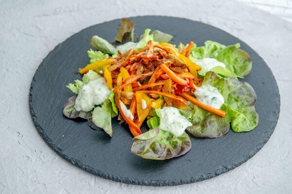 Салат с запеч.овощами и соусом дзадзике