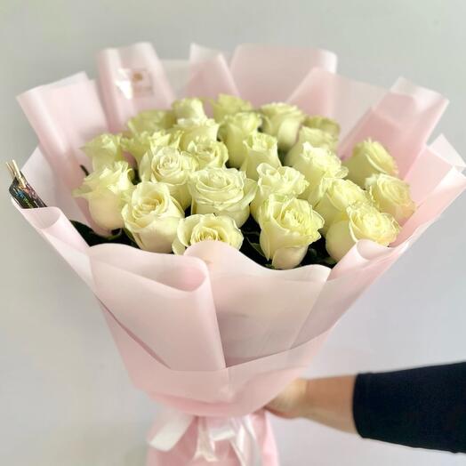 Букет «Белые Розы» + коробка конфет в подарок