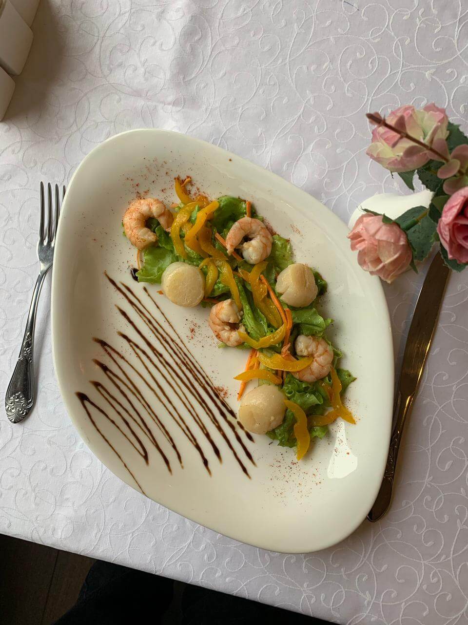 Салат с креветками и морским гребешком