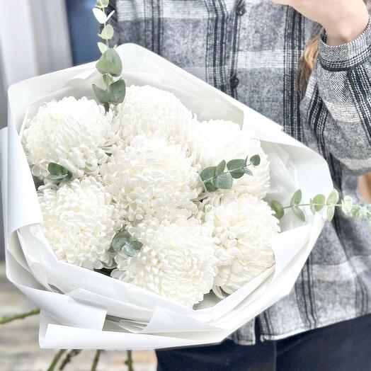 Букет «Пломбир» из одноголовых хризантем и эвкалипта