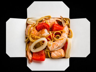 Вок с морепродуктами и яичной лапшой