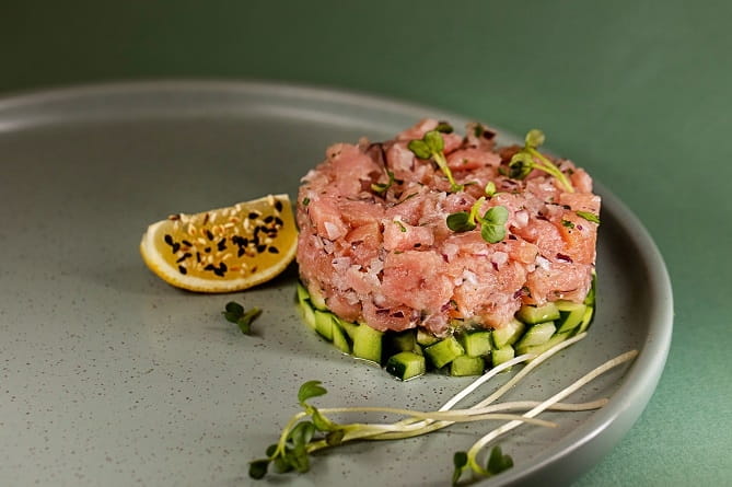 Закуска тартар из тунца и огурца