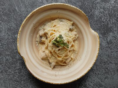 Паста с курицей и грибами