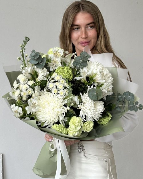 Из хризантем, альстромерий и эвкалипта