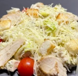 Салат Цезарь с курицей