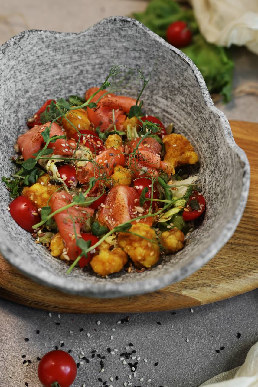 Салат с форелью под сливочно-ореховым соусом