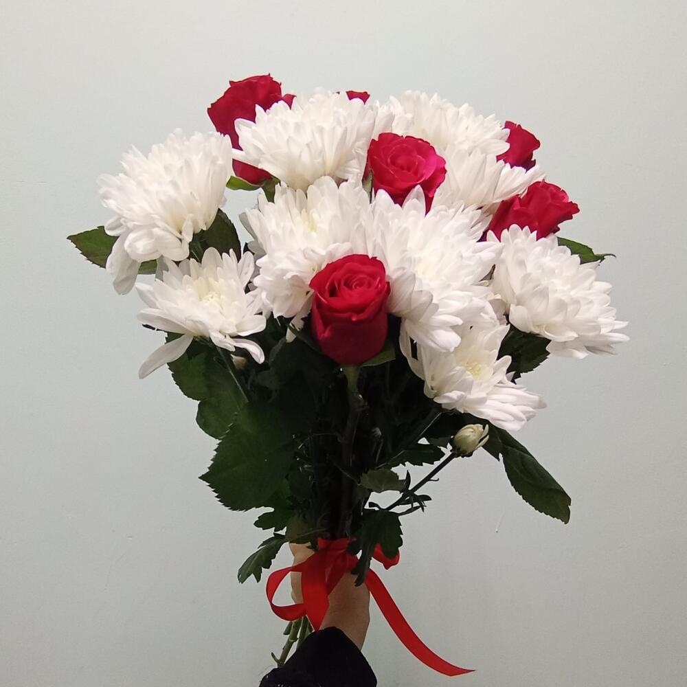 Розы с хризантемами 