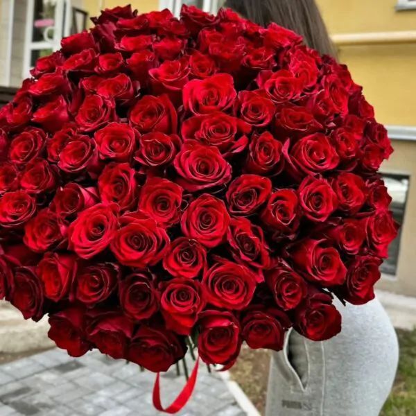 Букет из 99 алых роз с лентой