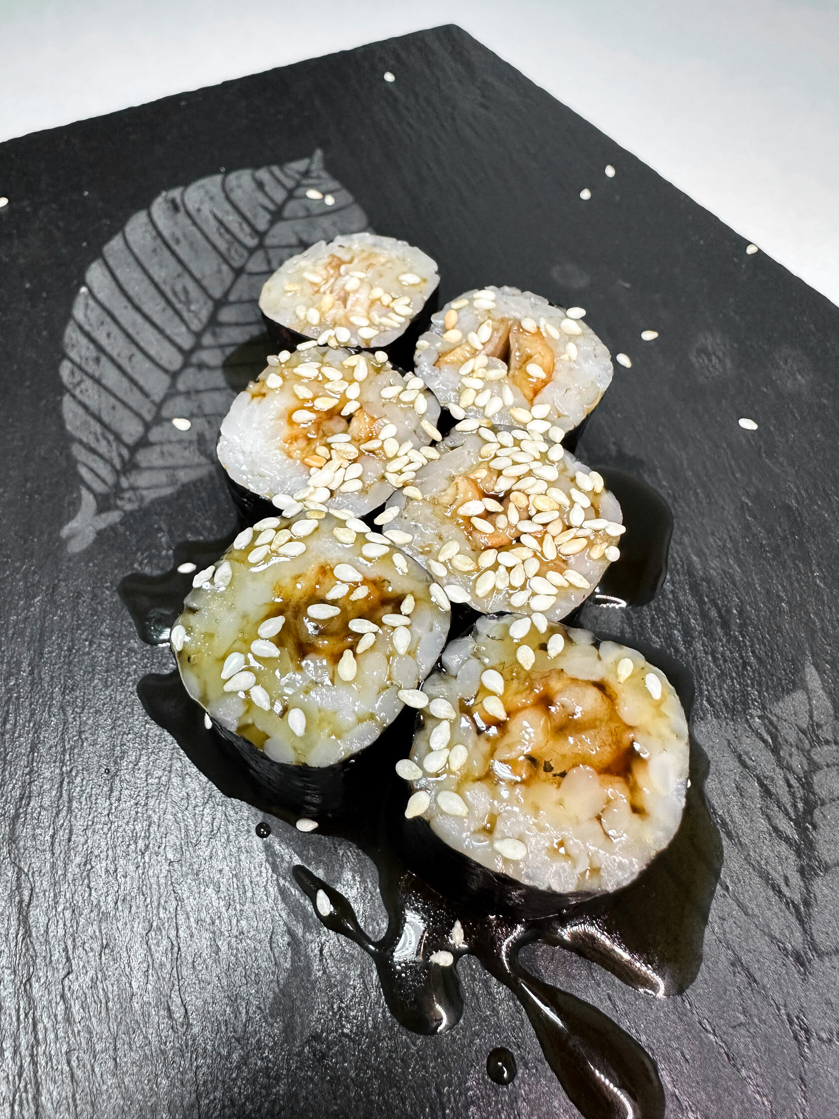 Классический ролл с угрем