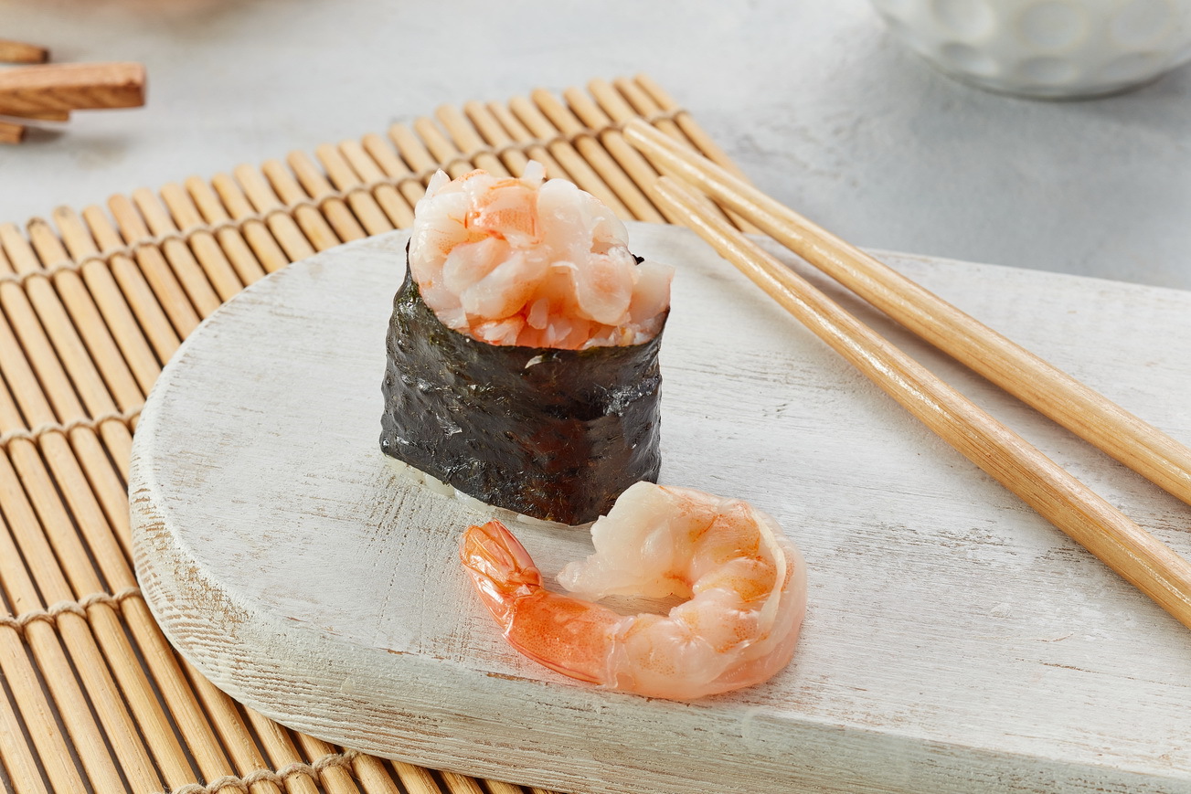 Гункан с королевскими креветками