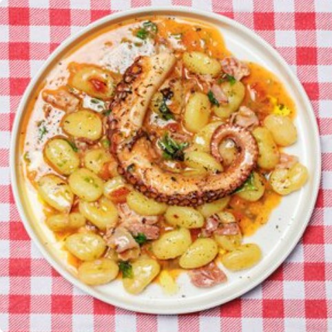Ньокки с осьминогом и беконом