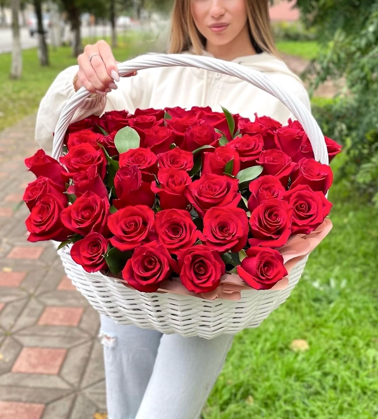 Корзина из 51 розы 