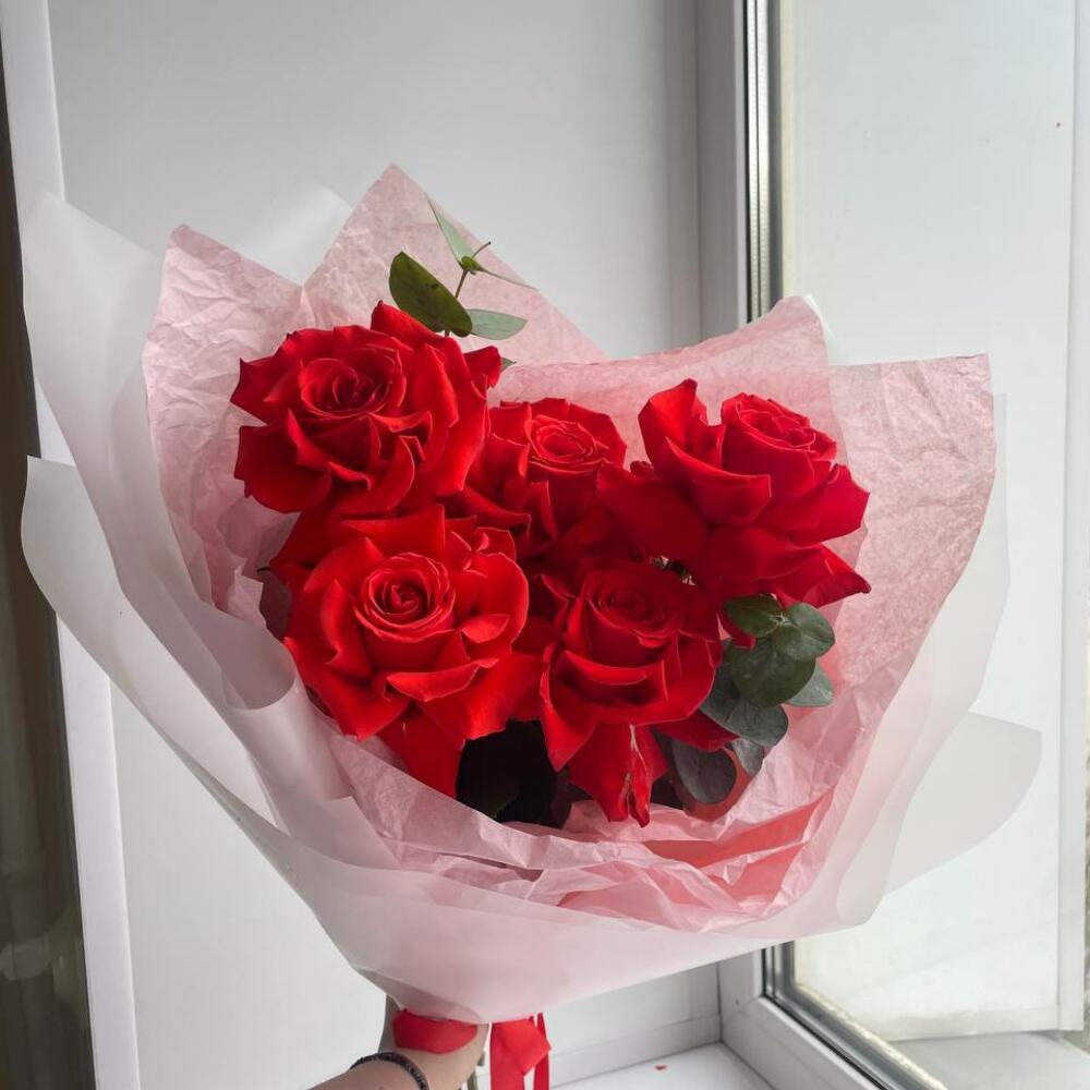 5 красных французских роз с эвкалиптом