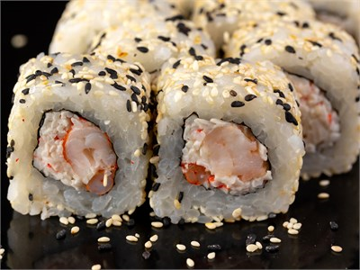 Ролл со снежным крабом и креветкой