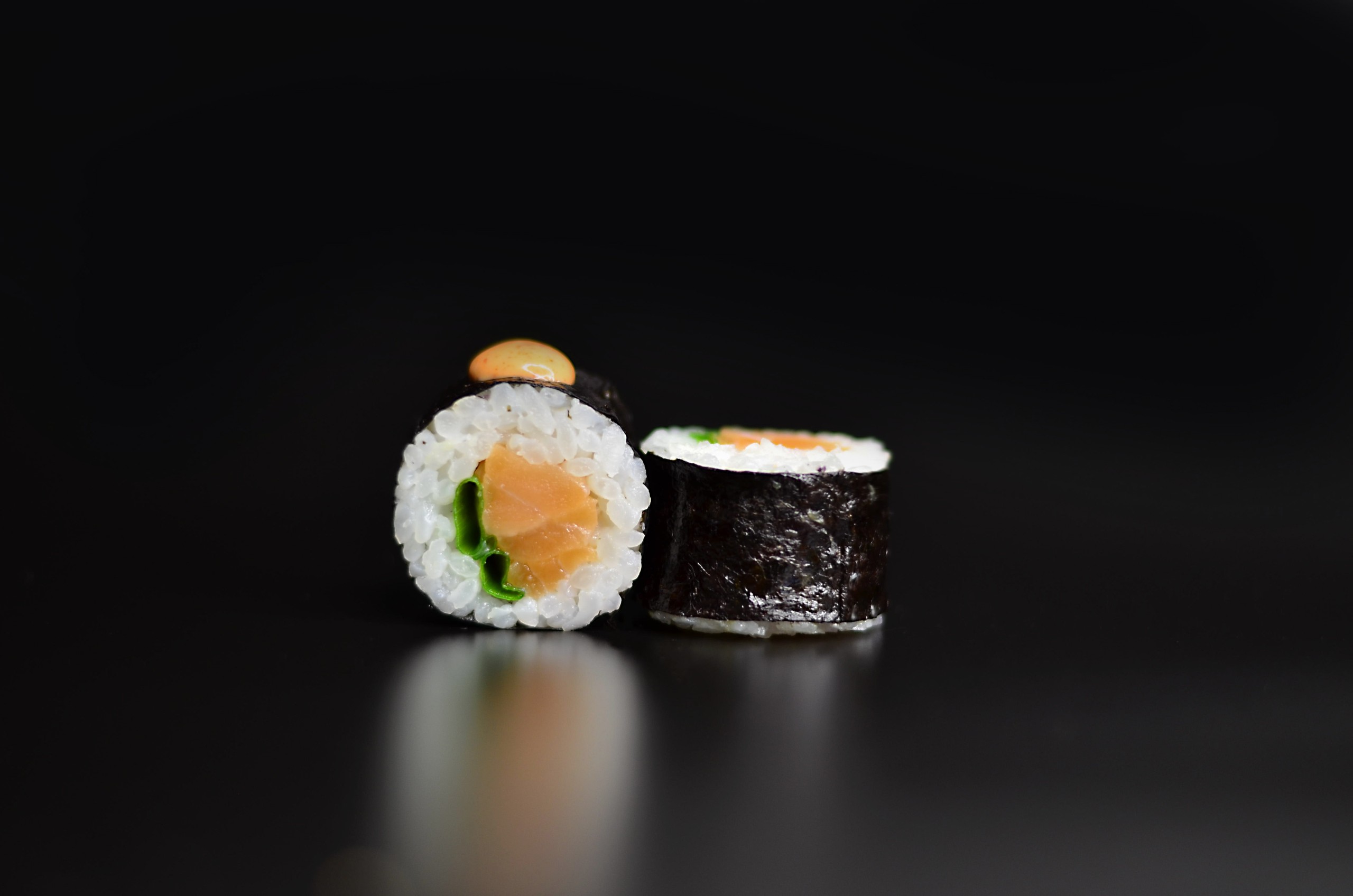 Маки с копченым лососем