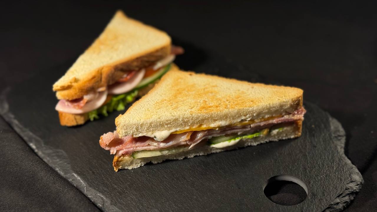 С ветчиной и и беконом