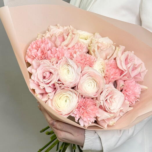 «Фарфор» букет из ранункулюсов, французских роз и диантусов