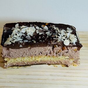 Шоколадный торт с орехами, ореховым пралине и миндальным бисквитом