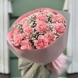 Розовые диантусы с гипсофилой