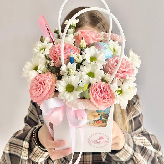 Композиция «Ценность знаний» из хризантем и роз