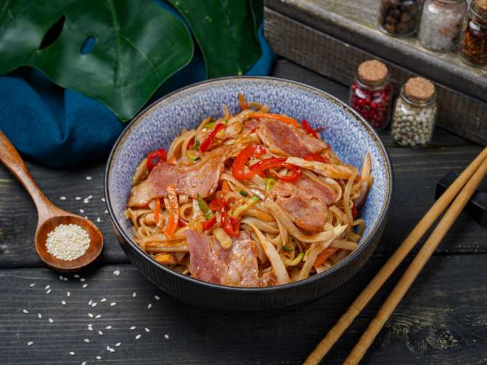 Удон с копченостями