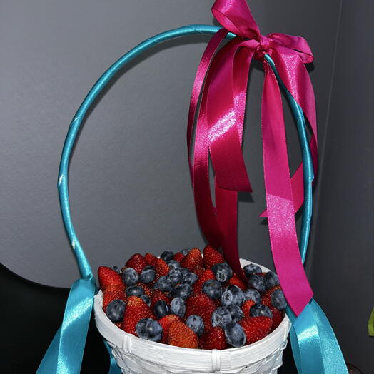 Корзина с клубникой и голубикой