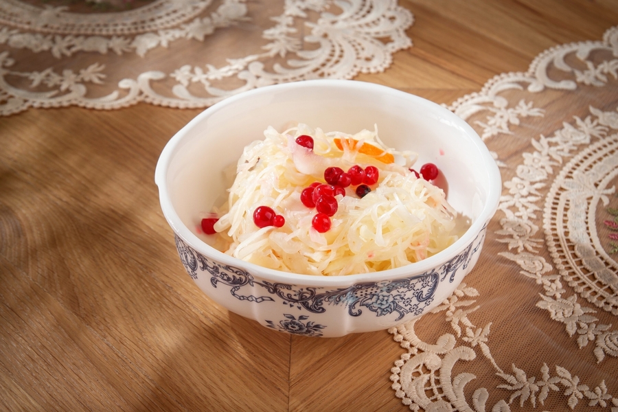 Капуста квашеная с брусникой