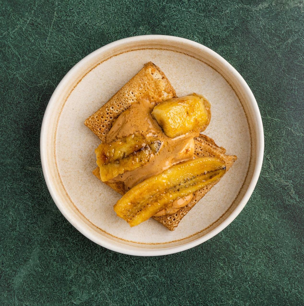 Блины с карамелизированным бананом