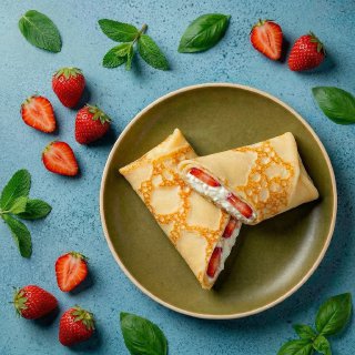 Блинчики с творогом и клубникой