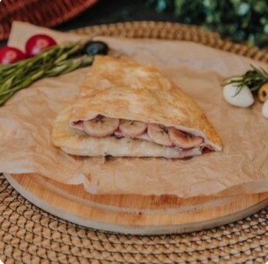 Чебурек с клубникой и бананом