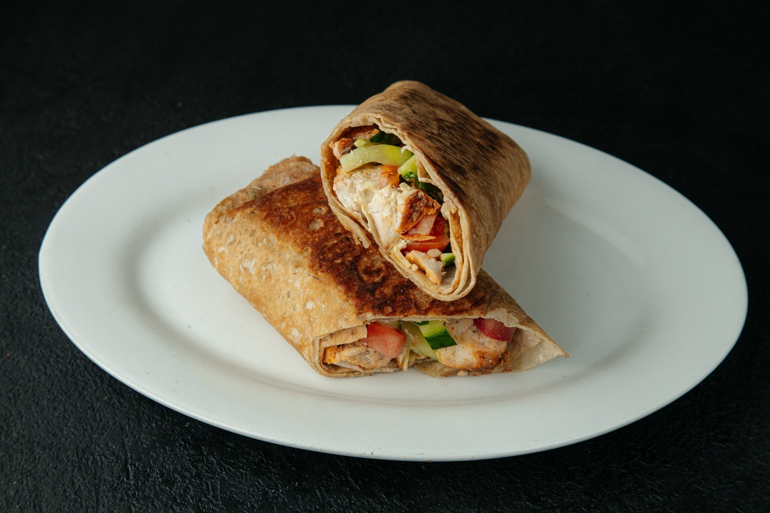 Шаверма в лаваше с курицей