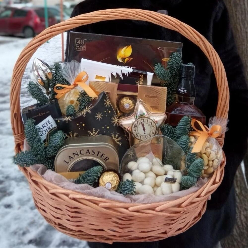 Подарочная корзина съедобная чай кофе конфеты