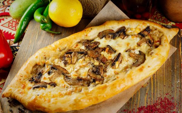 Пицца с шампиньонами и сыром