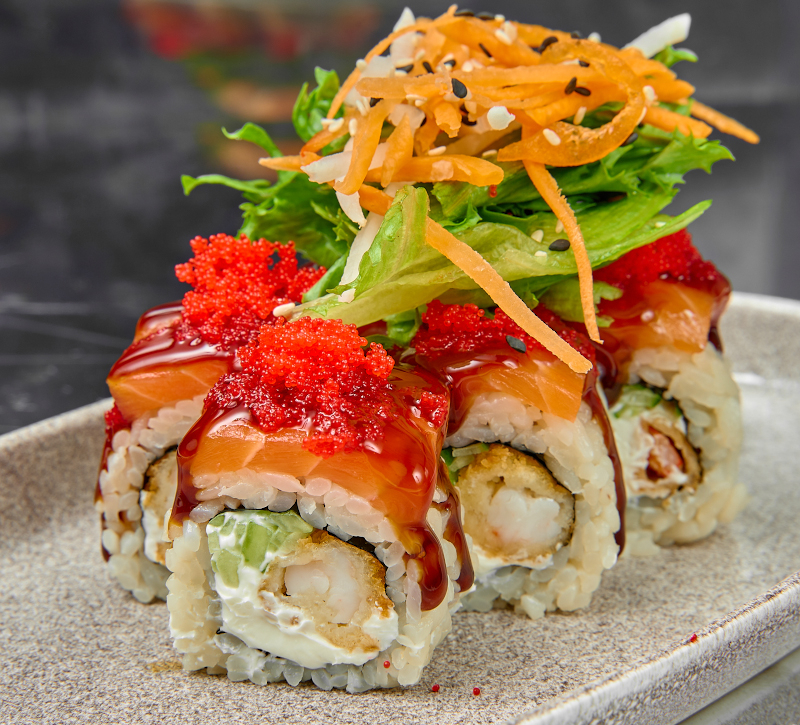 Внутри креветка, сыр и огурец, сверху лосось унаги и икра масаго Сыр творожный