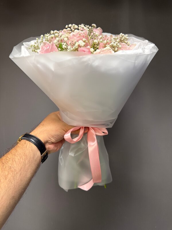 Букет из 11 розовых роз с гипсофилой в упаковке