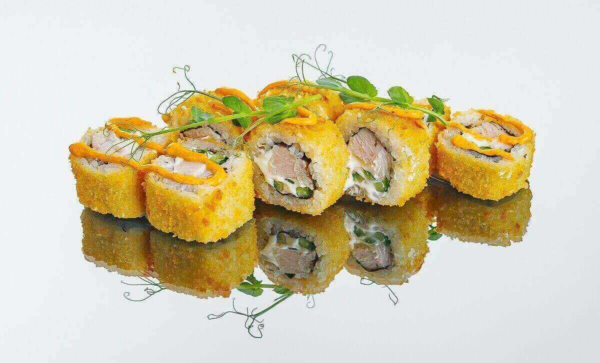 Теплый ролл с курицей и огруцом