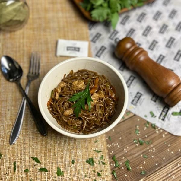 Wok-лапша гречневая с индейкой