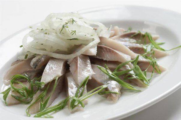 Сельдь с луком и маслом