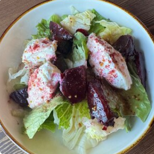 Салат с запеченной свеклой и творогом