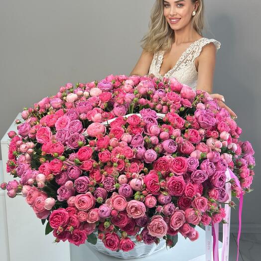 Огромная Корзина с цветами пионовидные розы кустовые Премиум