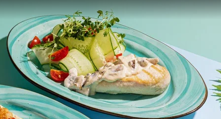 Куриная грудка в сливочно- грибном соусе