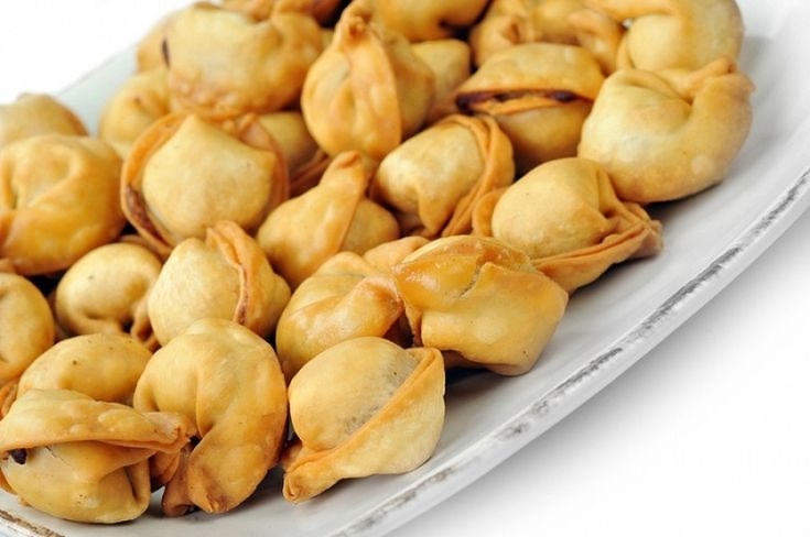 Пельмешки Фри с чесночным соусом.