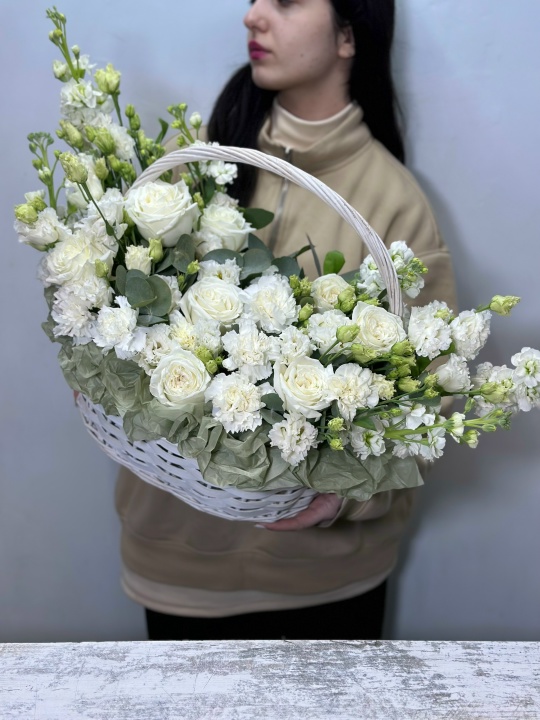 Белоснежная корзина с цветами