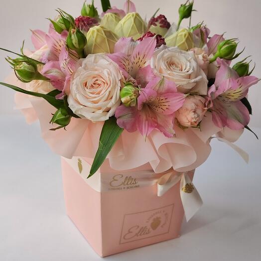 Букет из клубники с альстромерией и кустовой розой