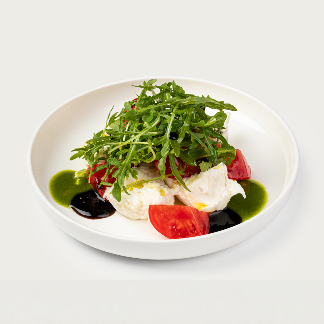 Моцарелла с томатами и соусом песто