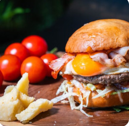 Бургер с яйцом и беконом и томатной сальсой